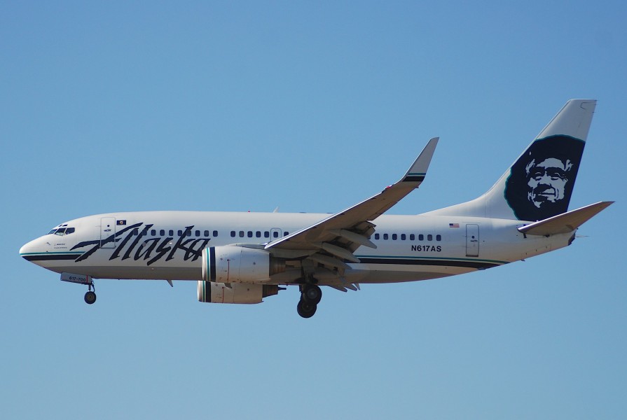 Alaska Airlines Boeing 737-700; N617AS@LAX;18.04.2007 463vv (4272462974)