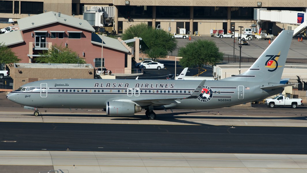 Alaska Airlines Boeing 737-800(W) N569AS retro jet (8045427426)