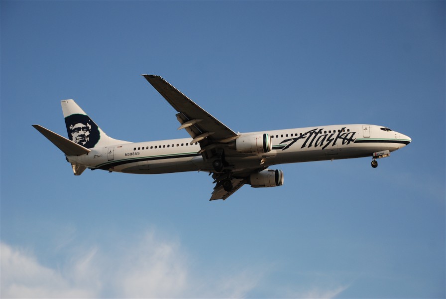 Alaska Airlines Boeing 737-900; N303AS@LAX;21.04.2007 466sc (4288796163)