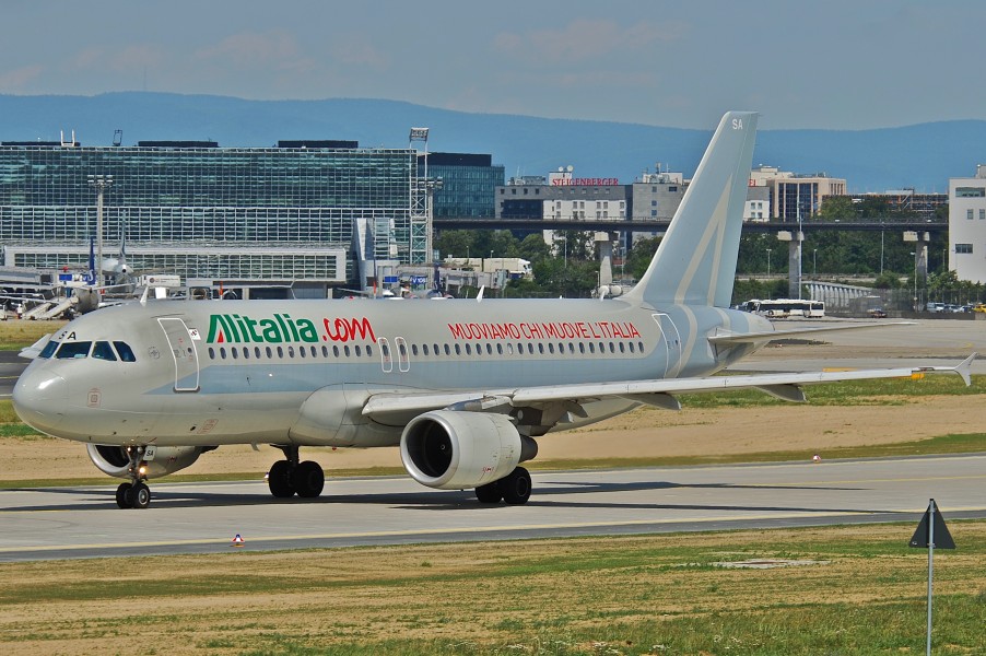 Alitalia Airbus A320-216; EI-DSA@FRA;06.07.2011 603km (7282860938)
