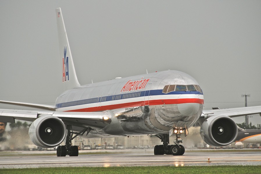 American Airlines Boeing 767-300; N393AN@MIA;17.10.2011 626bo (6446666761)