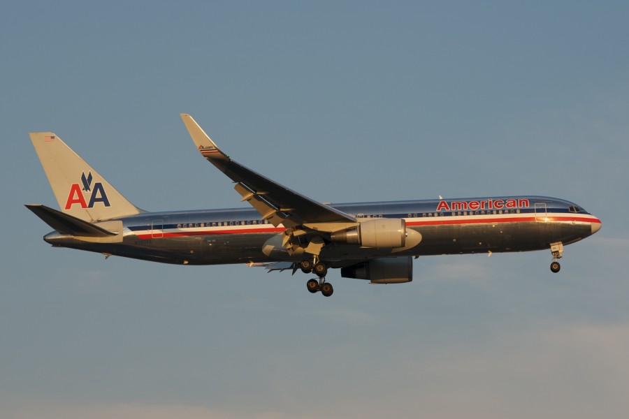 American Airlines Boeing 767-300(W) N390AA (7571914494) (2)