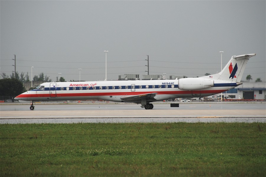American Eagle Embraer ERJ145LR; N694AE@MIA;17.10.2011 626ay (6446619935)