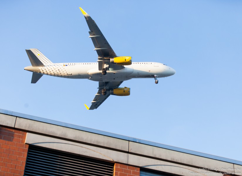 a Vueling Airlines Airbus A320 near Zurich airport in December 2015 photographed by Serhiy Lvivsky, picture 14