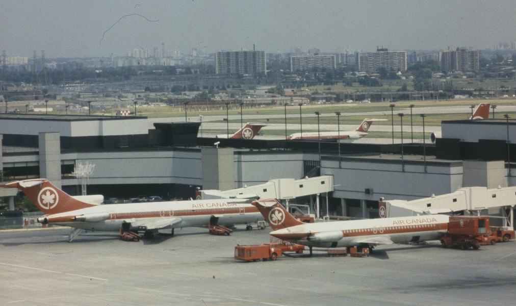 Boeing 727-233 Adv C-GYNH 434 Air Canada, Toronto, July 14 1984. (5530411236)