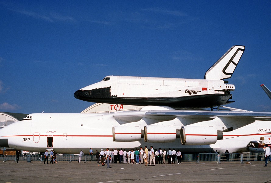 Buran on An-225 (Le Bourget 1989) 1