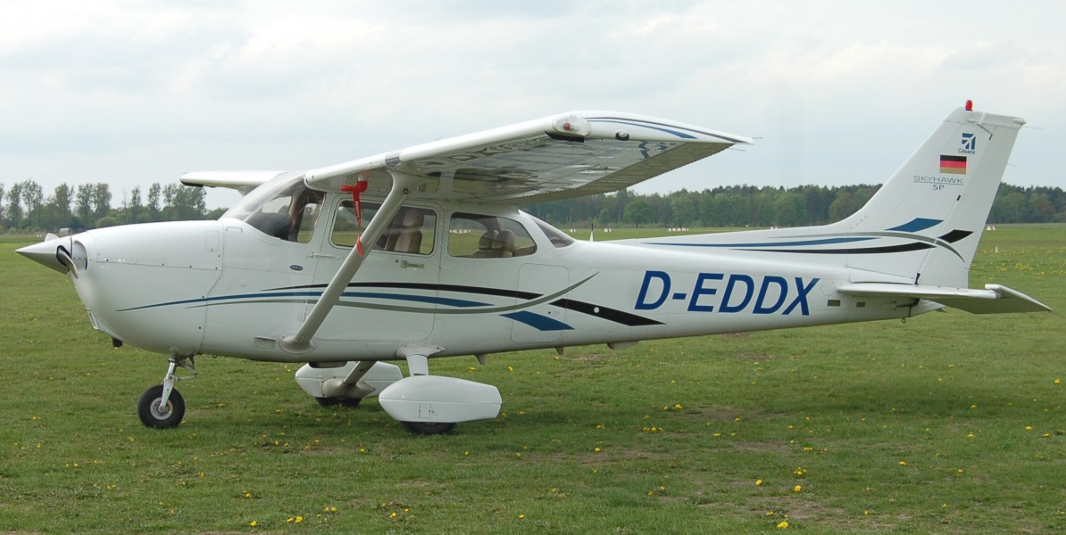 Cessna 172 Skyhawk (D-EDDX) 01
