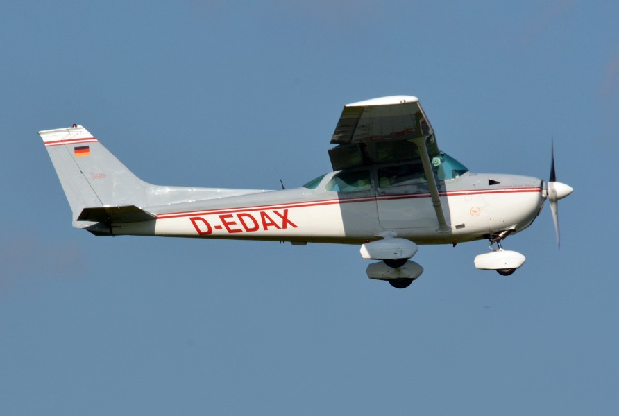 Cessna 172M Skyhawk (D-EDAX) 02