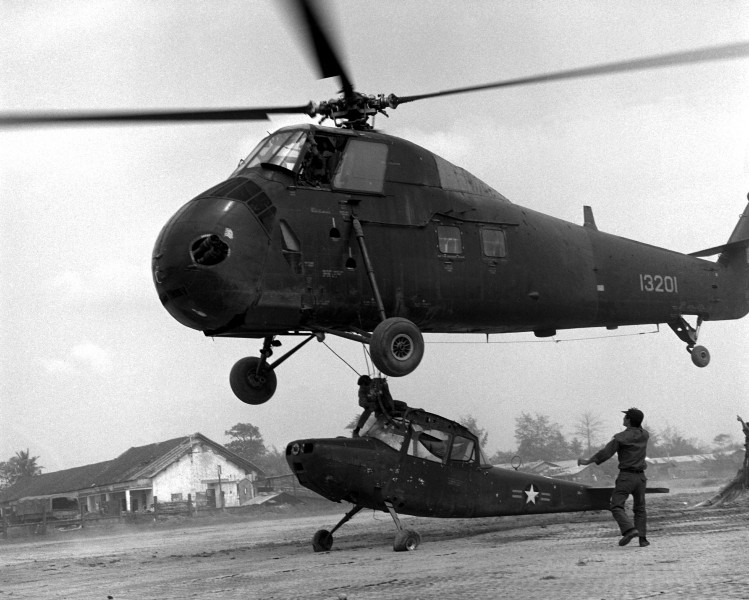 CH-34C VNAF lifting O-1 1968