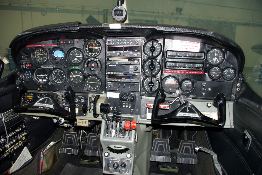 Cockpit Cessna 337 Push-Pull 2