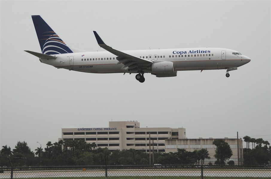 Copa Airlines Boeing 737-800; HP-1714CMP@MIA;17.10.2011 626ft (6446995669)