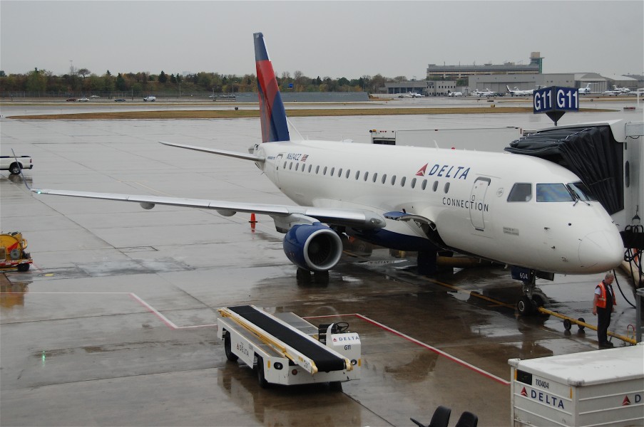 Delta Connection Embraer ERJ175; N604CZ@MSP;12.10.2011 624ao (6301317345)
