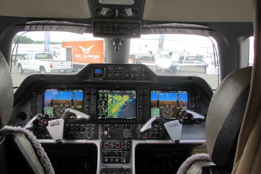 Embraer EMB-505 Phenom 300 cockpit
