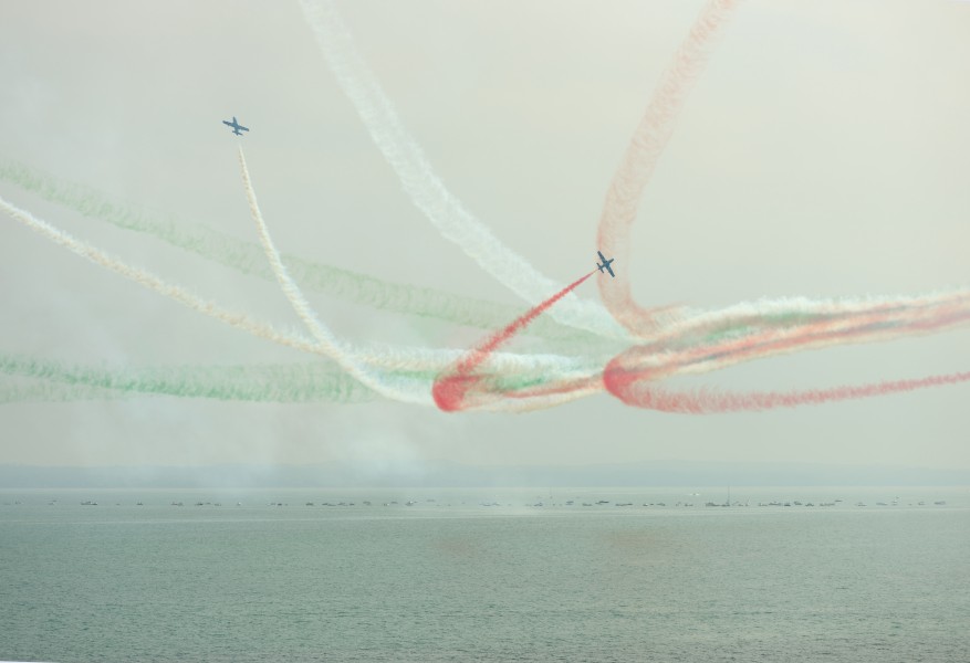 Frecce tricolori Air show Valtenesi del Garda Manerba 2016 figure scintilla