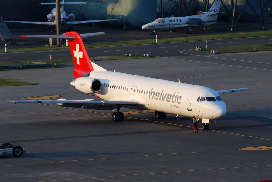 Helvetic Airways Fokker 100; HB-JVC@ZRH 16.04.2011 595bb (5628798197)