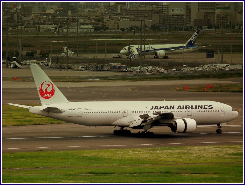 JAL BOEING 777-300 AT HANEDA AIRPORT TOKYO JAPAN JUNE 2012 (7413065474)