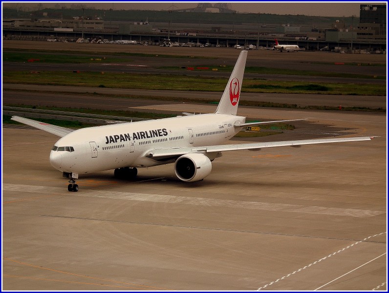 JAL BOEING 777-300 AT HANEDA TOKYO JAPAN JUNE 2012 (7459407894)