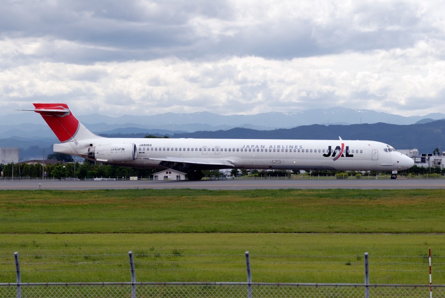 JAL MD-90-30 (JA8064-53354-2125) - Flickr - contri