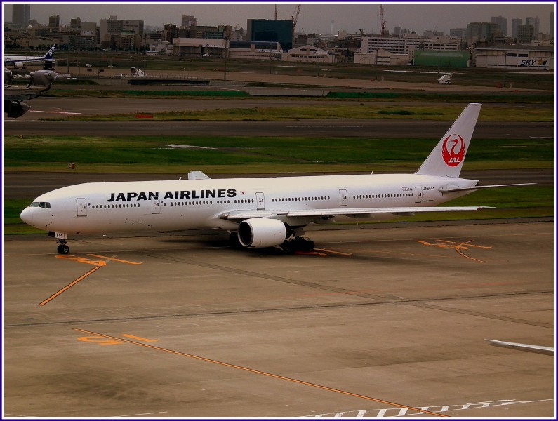 JAPAN AIR LINES BOEING 777-300 AT HANEDA AIRPORT TOKYO JAPAN JUNE 2012 (7418798620)