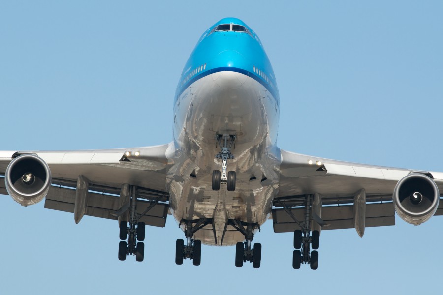KLM 747-400 close final (6828175184) (2)