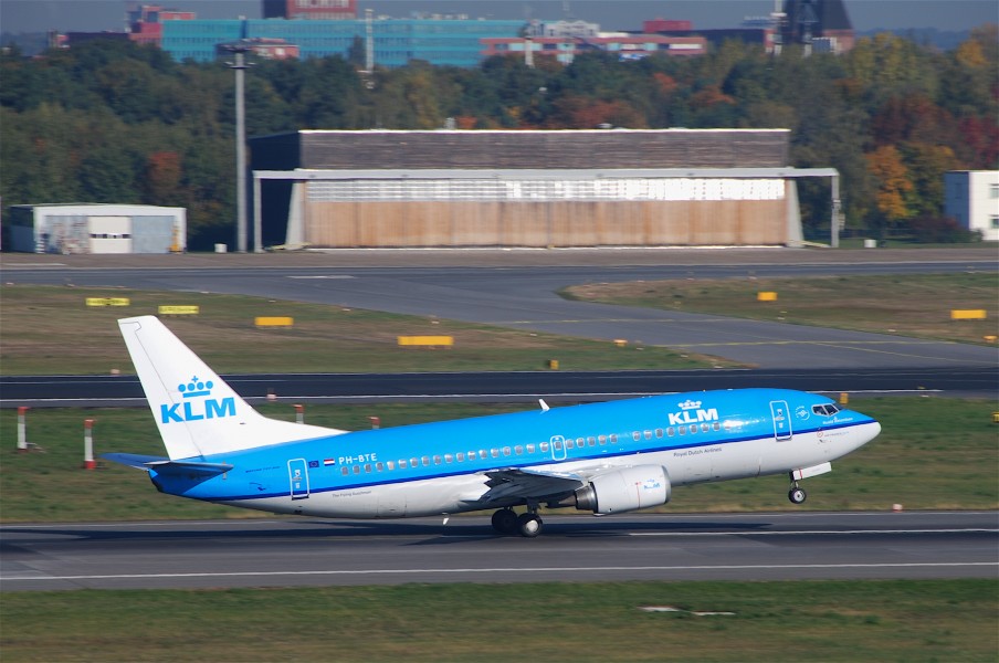 KLM Boeing 737-300; PH-BTE@TXL;18.10.2010 588bf (5095111924)