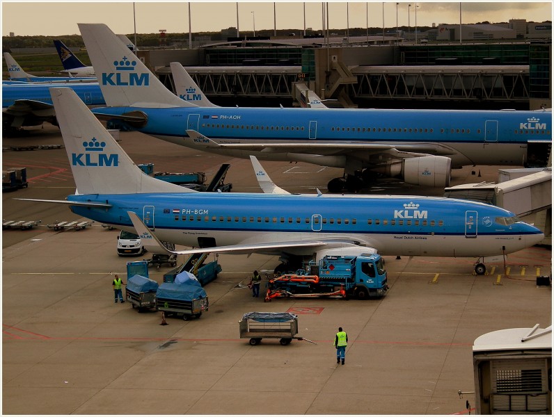 KLM BOEING 737-700 AT SCHIPOL AIRPORT AMSTERDAM HOLLAND JULY 2012 (7689822418)