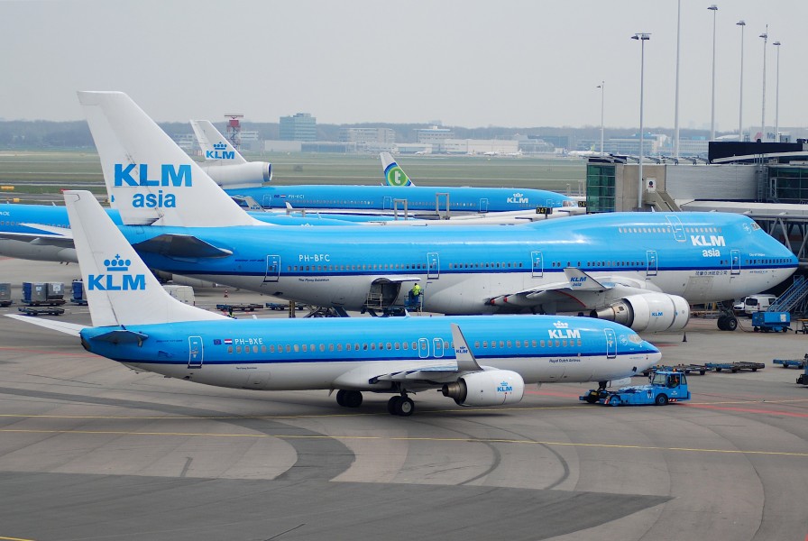 KLM Boeing 737-8K2, PH-BXE@AMS,19.04.2008-508gy - Flickr - Aero Icarus
