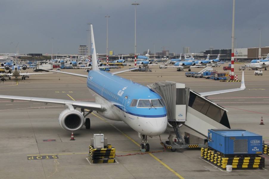 KLM Cityhopper Embraer 190; PH-EZP@AMS;15.04.2013 705by (8679536703)