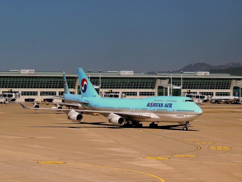 KOREAN AIR BOEING 747-400.S AT SEOUL INCHEON AIRPORT SOUTH KOREA OCT 2012 (8178469970)
