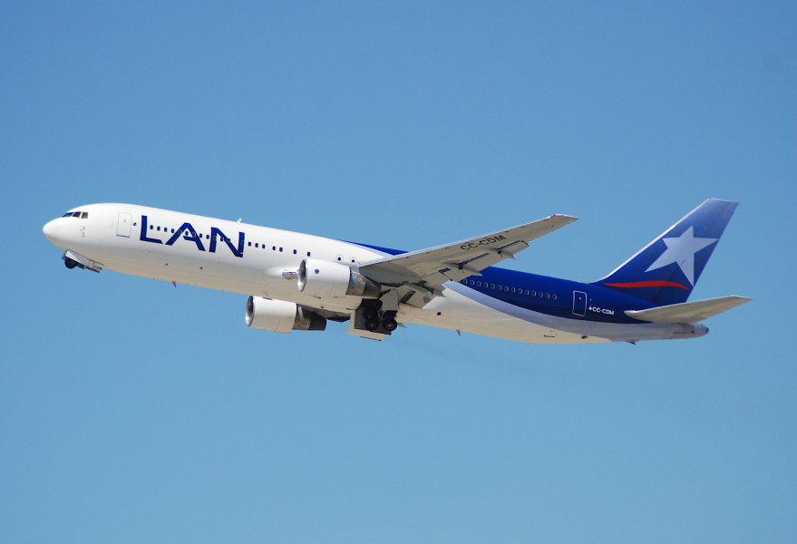 LAN Boeing 767-352ER; CC-CDM@LAX;18.04.2007 463pa (4271214156)