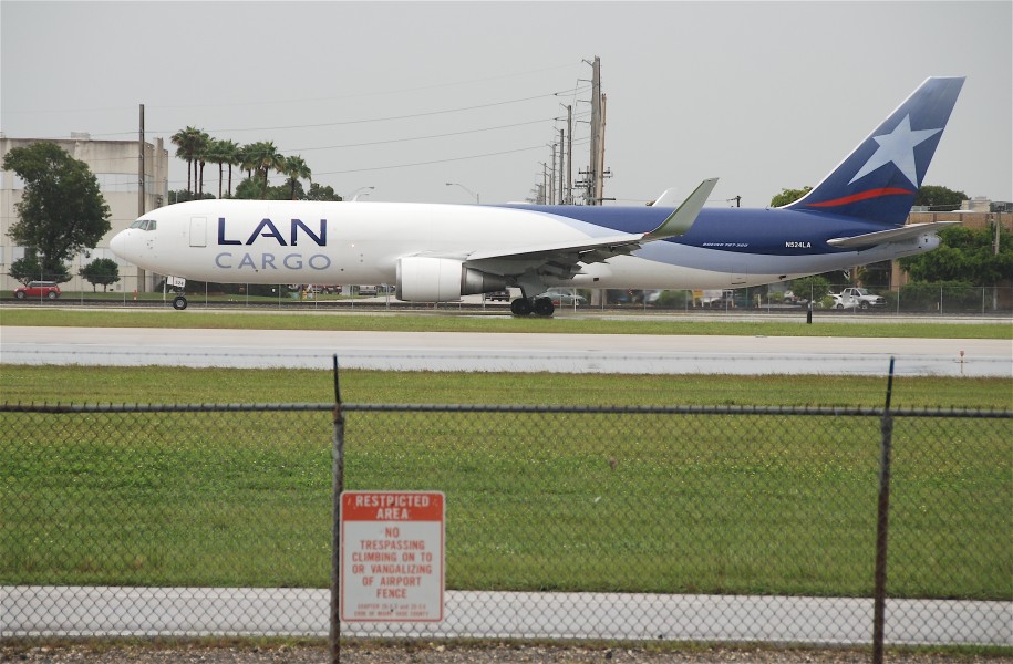 LAN Cargo Boeing 767-300ERF; N524LA@MIA;17.10.2011 626gn (6447038949)