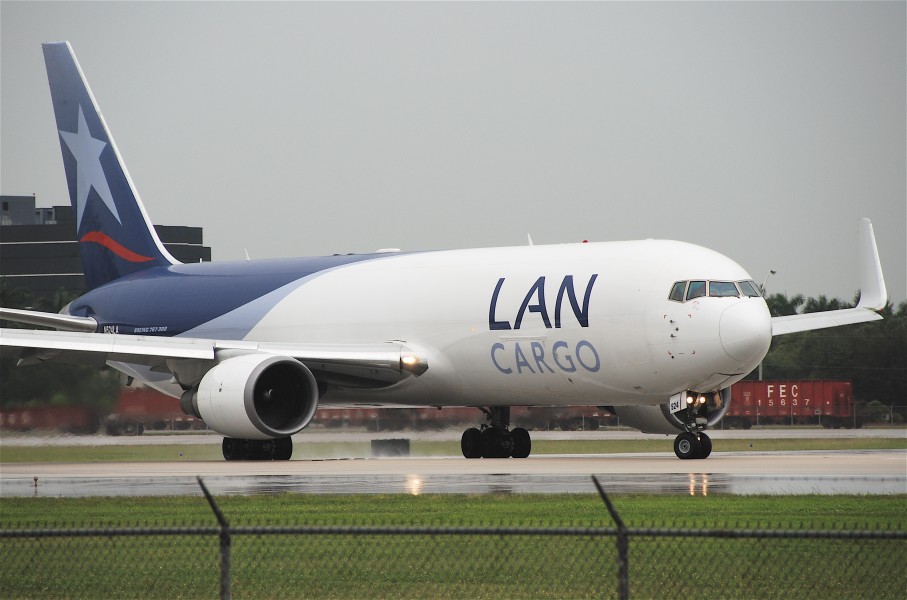 LAN Cargo Boeing 767-300ERF; N524LA@MIA;17.10.2011 626gr (6447050257)