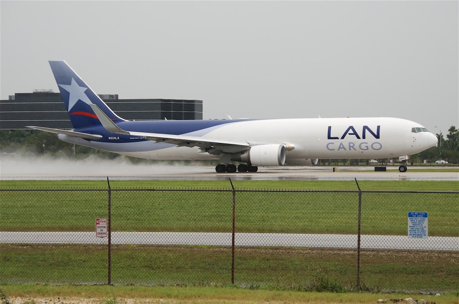 LAN Cargo Boeing 767-300ERF; N524LA@MIA;17.10.2011 626gt (6447058055)