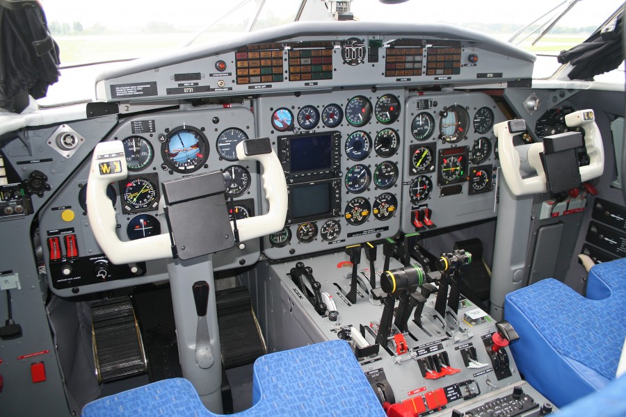Let 410UVP cockpit (0731) (8204162547)