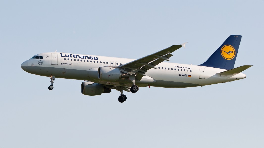 Lufthansa Airbus A320-211 D-AIQT 02