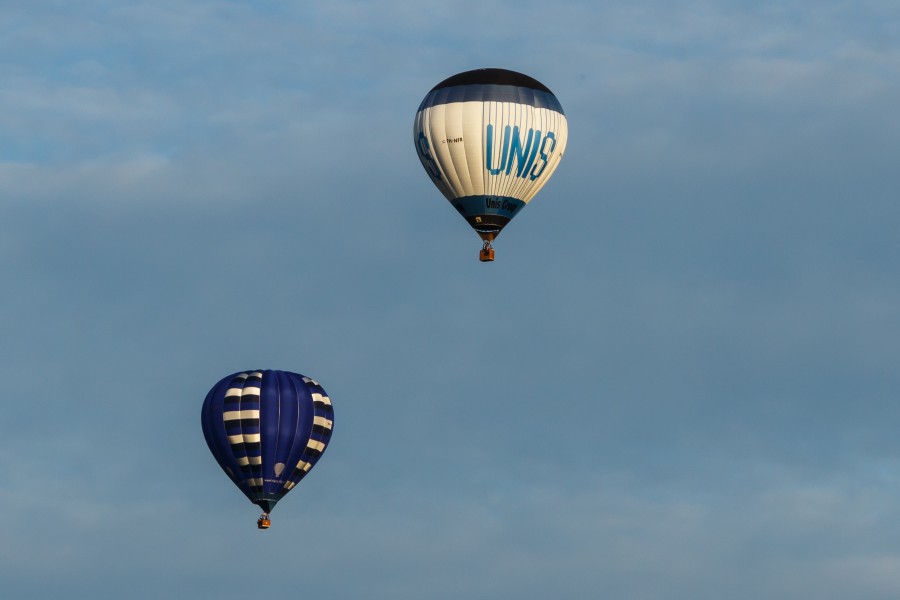 Meerdere ballonnen gelijktijdig in de lucht tijdens de Jaarlijkse Friese ballonfeesten in Joure 12