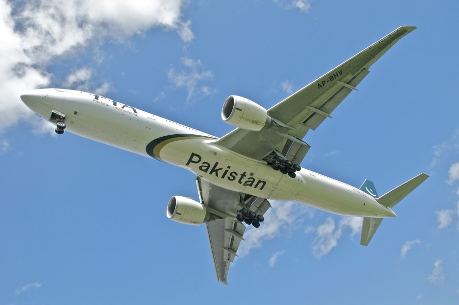 PIA - Pakistan International Airlines Boeing 777-300ER; AP-BHV@LHR;13.05.2013 708eh (8736997193)