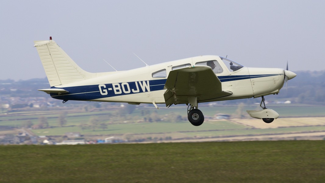 Piper PA-28-161 Cherokee Warrior II, G-BOJW (8523465565)