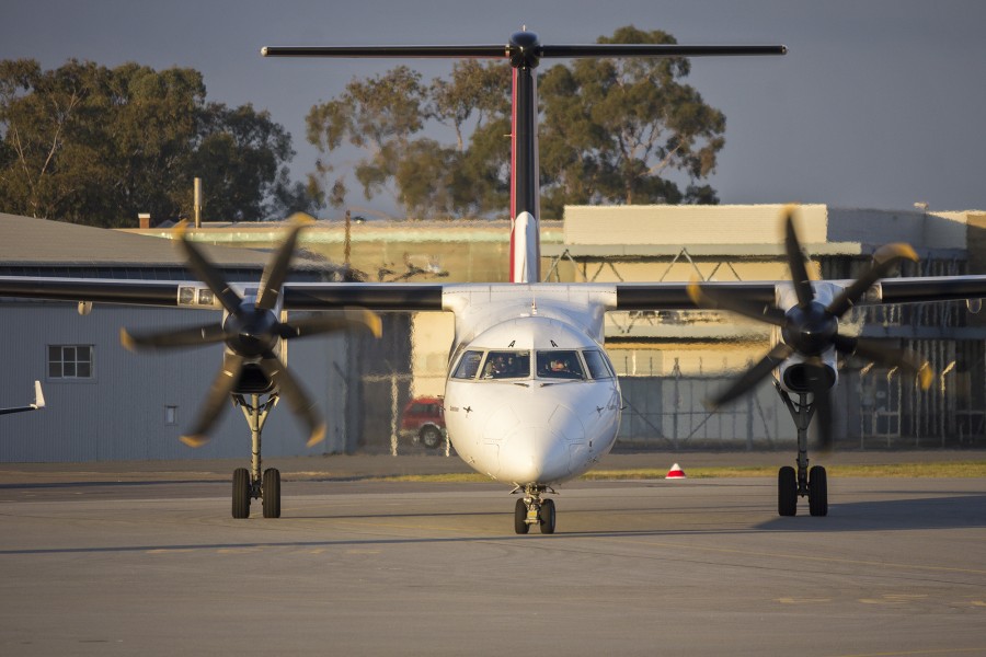 QantasLink (VH-QOA) Bombardier DHC-8-402Q taxiing at Wagga Wagga Airport (1)