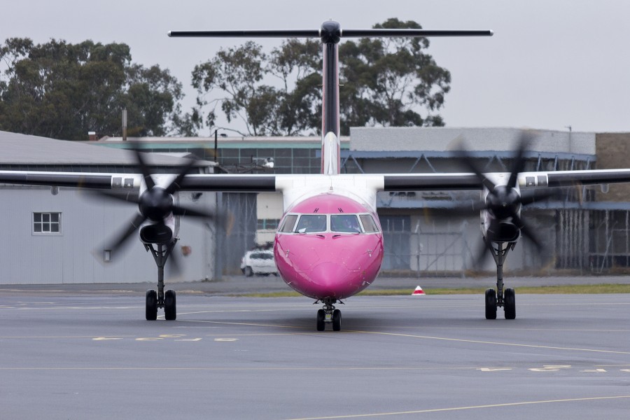QantasLink (VH-QOH) Bombardier DHC-8-402Q taxiing at Wagga Wagga Airport