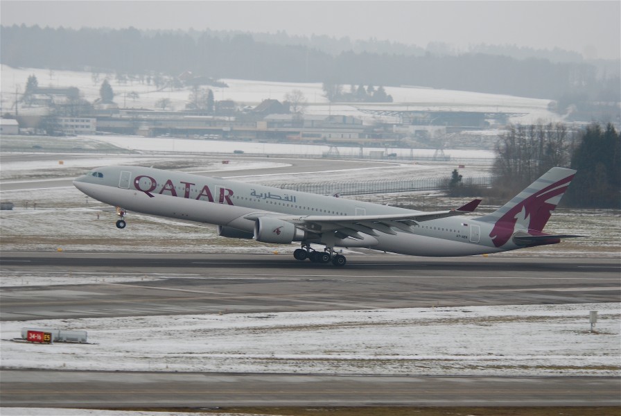 Qatar Airways Airbus A330-302; A7-AEN@ZRH;16.01.2010 561cg (4282055611)