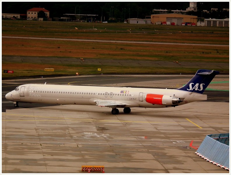 SAS MD81 FRANKFURT AM MAIN GERMANY JUNE 2012 (7465639008)