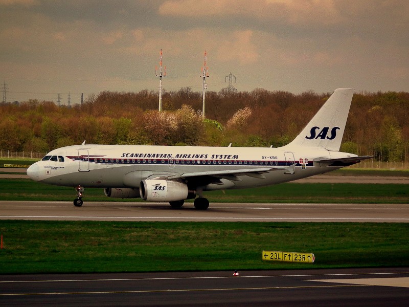 SAS RETRO LIVERY AIRBUS A319 DUSSELDORF FLUHAFEN GERMANY APRIL 2012 (6967410364)