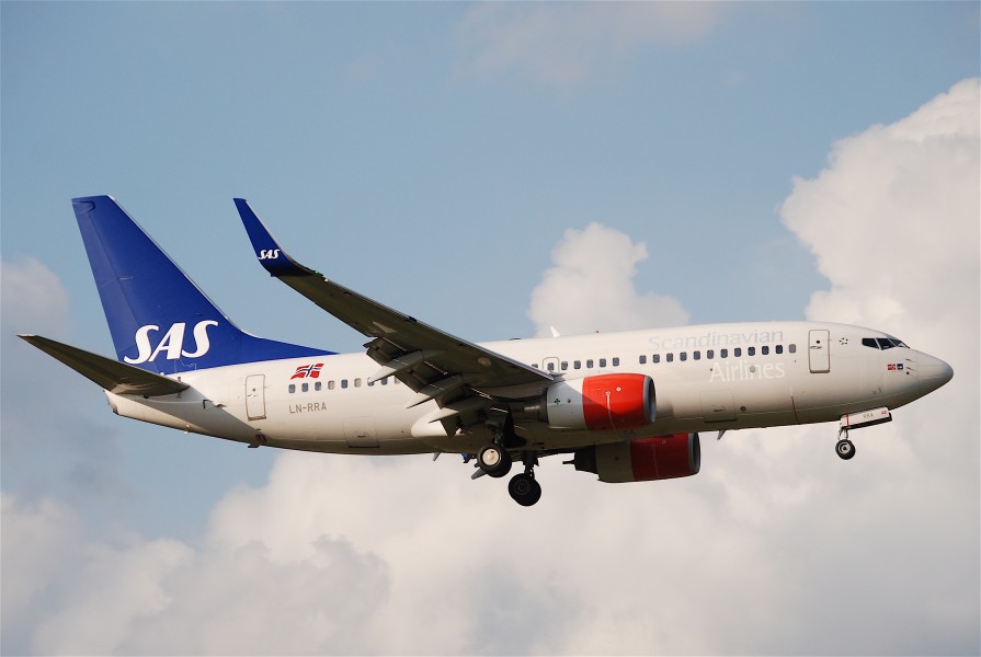 Scandinavian Airlines Boeing 737-783; LN-RRA@ZRH;30.06.2011 601bw (5897399652)