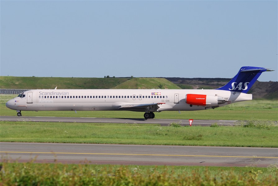 Scandinavian Airlines MD-82; SE-DIN@CPH;03.06.2010 574gz (4688549780)