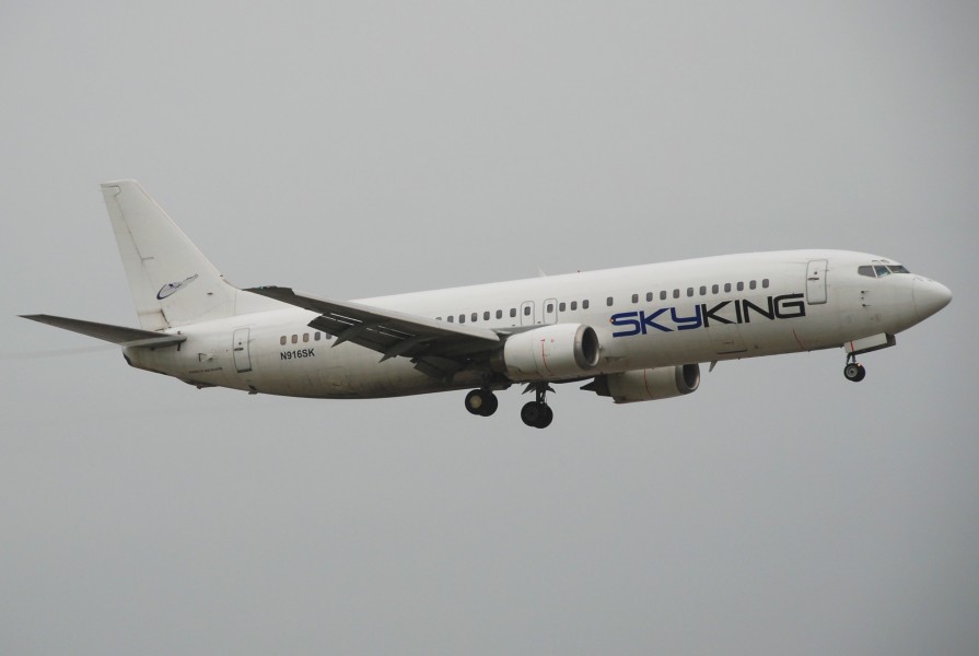 SkyKing Boeing 737-400; N916SK@MIA;17.10.2011 626en (6446908745)