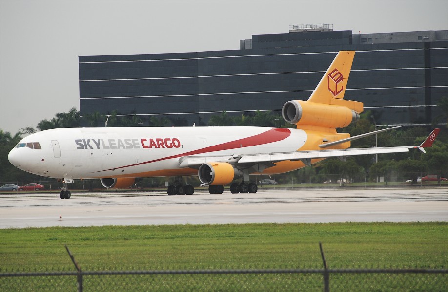 SkyLease Cargo MD-11F; N952AR@MIA;17.10.2011 626bw (6446692889)