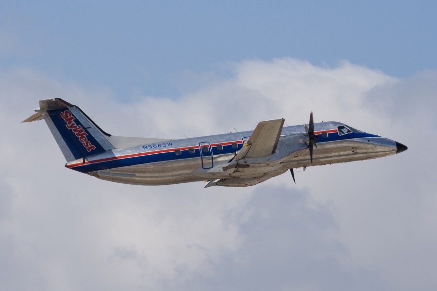 SkyWest Embraer EMB-120 (N568SW) taking off from San Jose International Airport