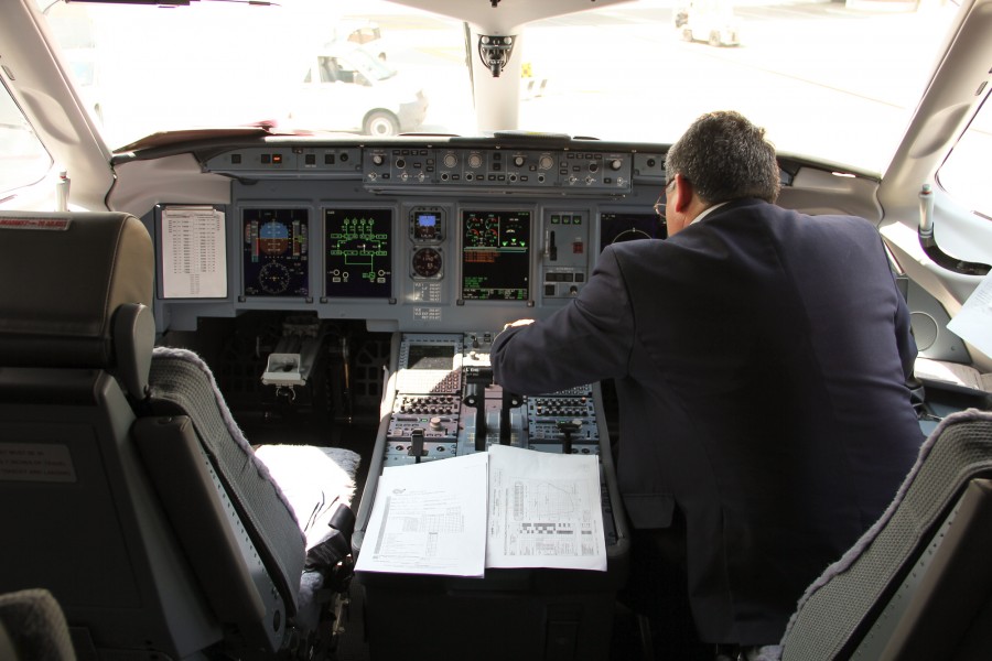 SSJ100 Cockpit (5675872848)