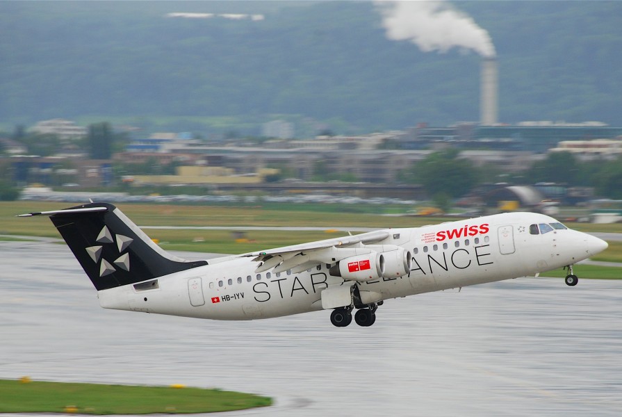 Swiss Avro RJ 100; HB-IYV@ZRH;27.05.2011 598cc (5774761977)